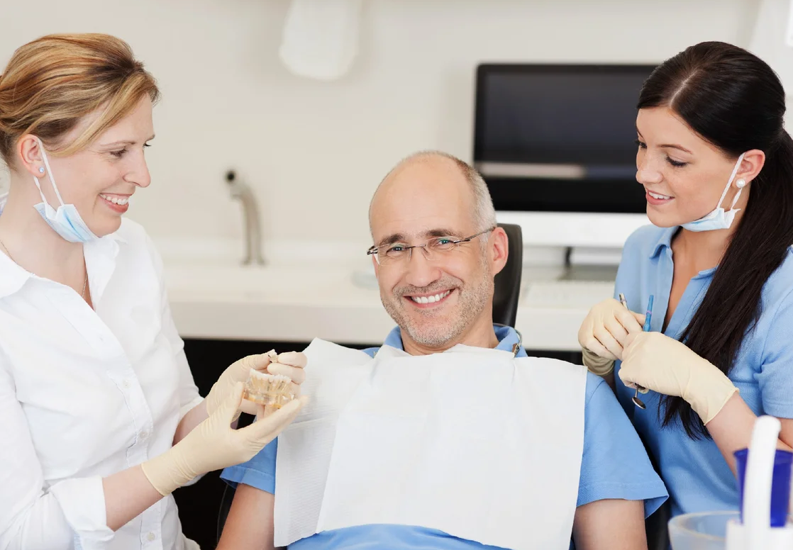 зубы стоматология. имплантация зубов врач. пациент в стоматологическом кресле. стоматолог и пациент. зубы мужские.